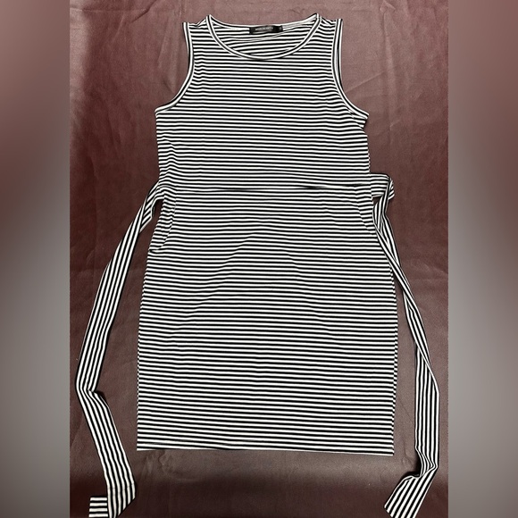 Black & White Stripe Sleeveless Dress with Tie Waist and Pockets - Picture 2 of 10